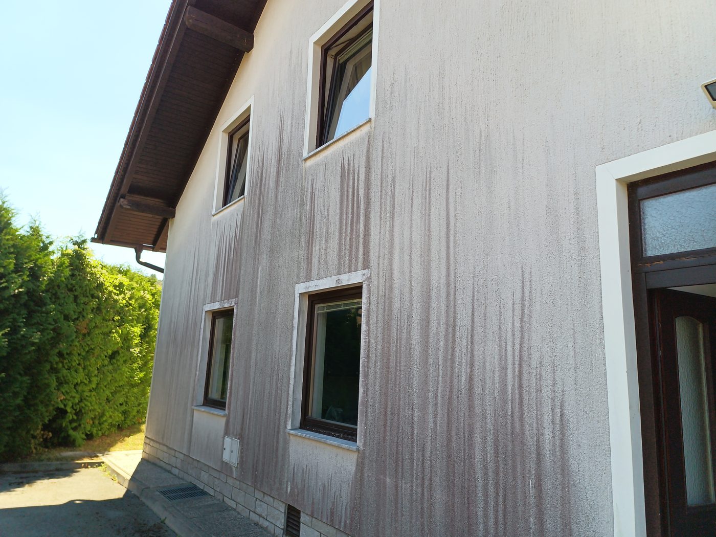 Fasada pred čiščenjem — Postojna
