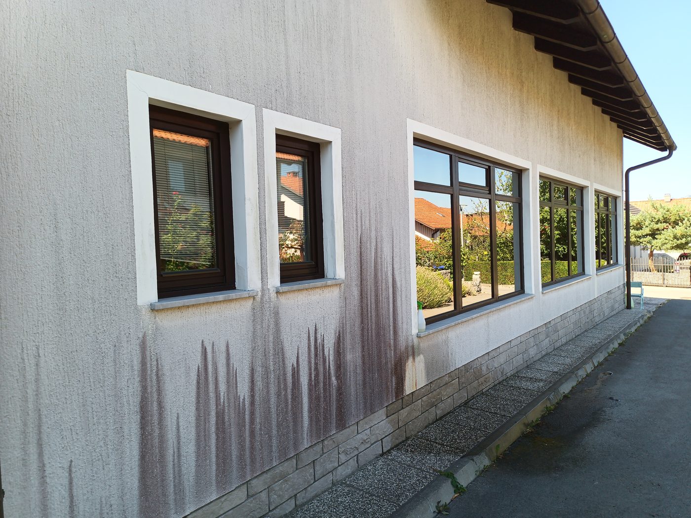 Fasada pred čiščenjem — Postojna